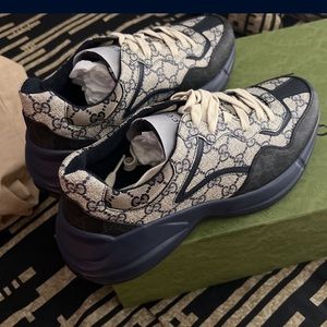 Gucci sneakers unisex size 8men and 10 women